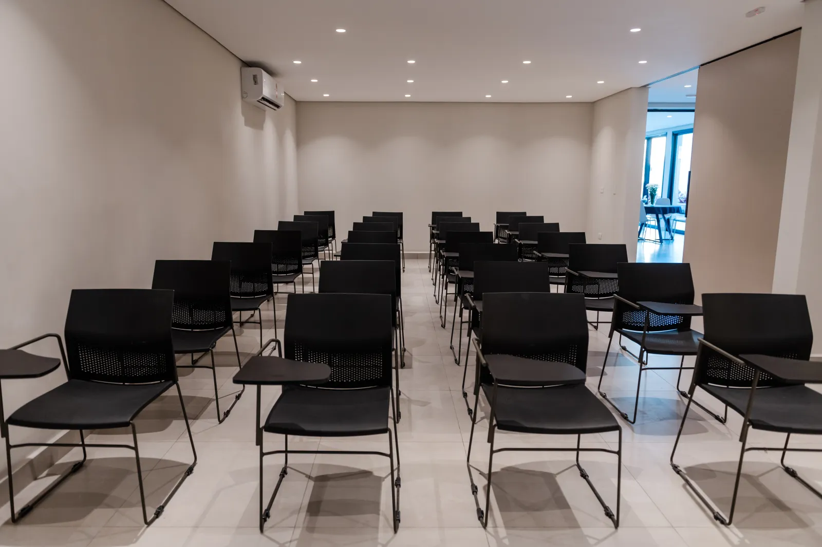 Sala de treinamento montada em formato auditório
