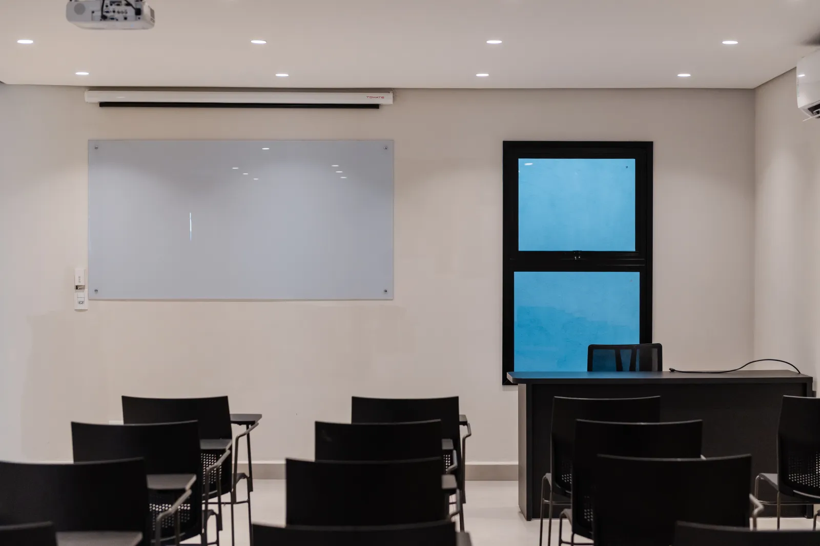 Datashow, tela de projeção e quadro branco da sala de treinamento
